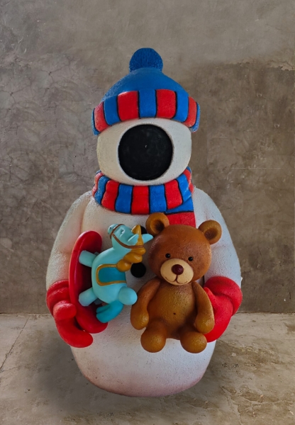 FACELESS SNOWMAN WITH TOYS