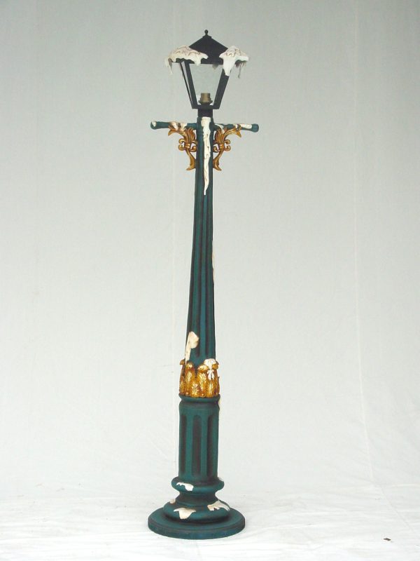 LAMP POST W/ SNOW