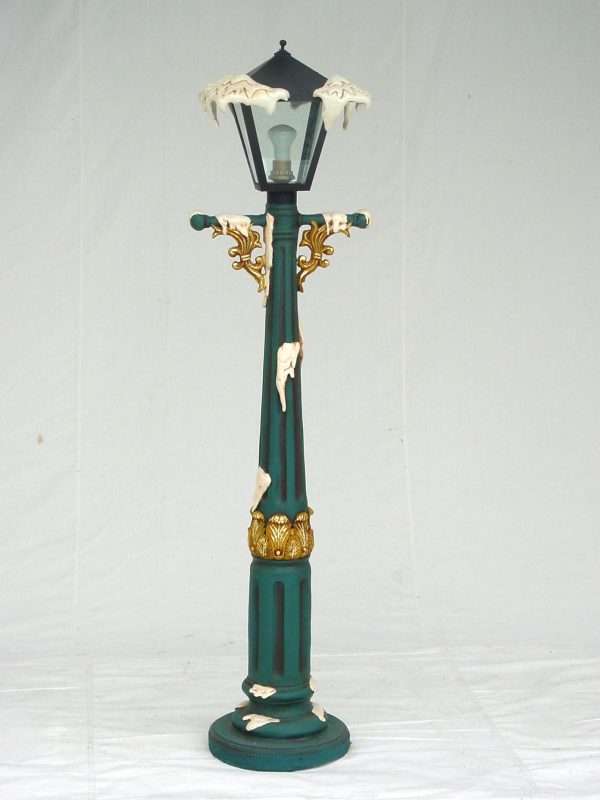 LAMP POST W/ SNOW