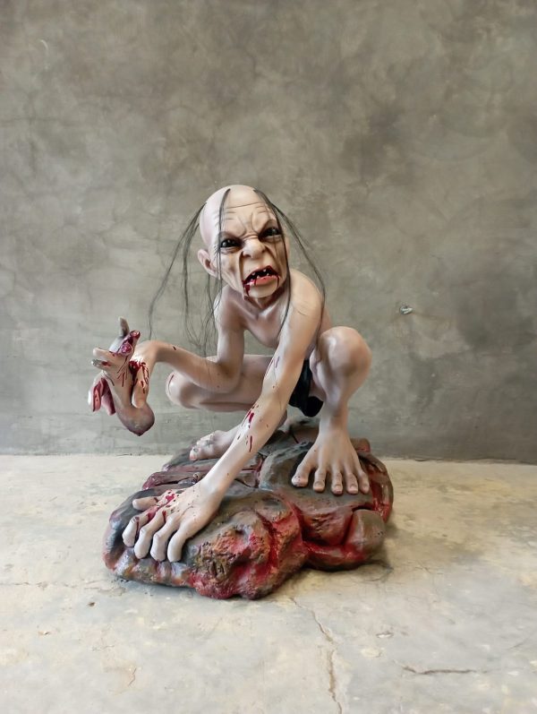 SCARY CREATURE WITH BLOODY HAND