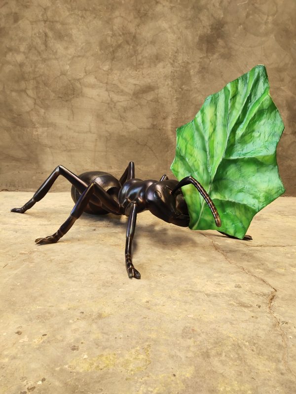 ANT WITH LEAF